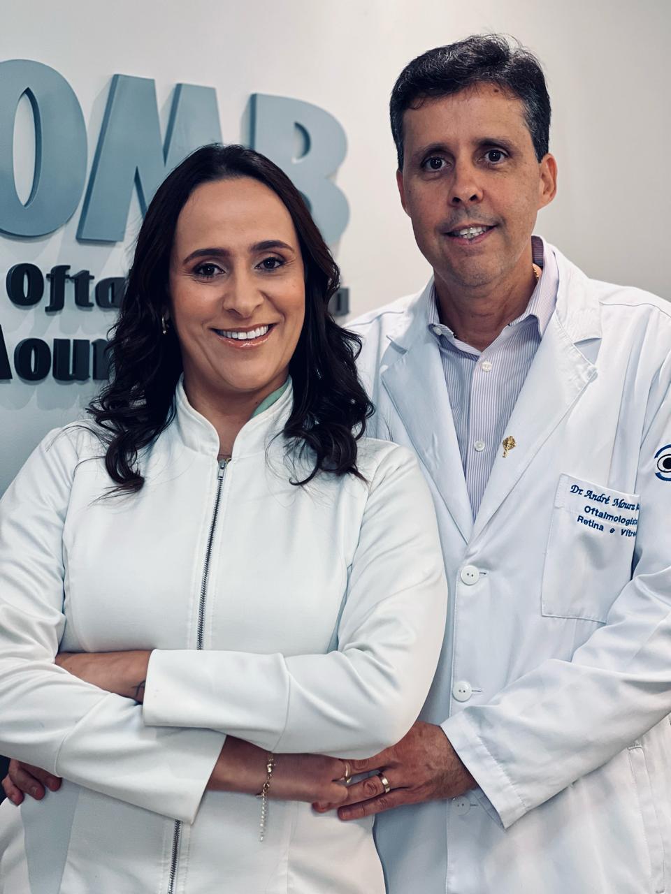 Médico oftalmologista em consulta